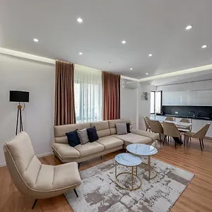 Lux At Arlis Albanië